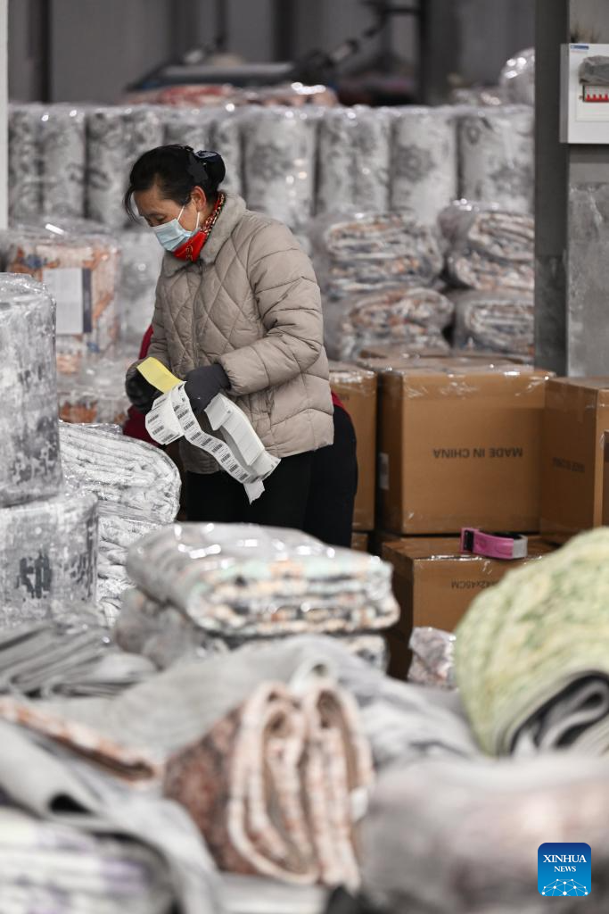 "Carpet town" busy with production for orders before upcoming Spring Festival holidays in Tianjin