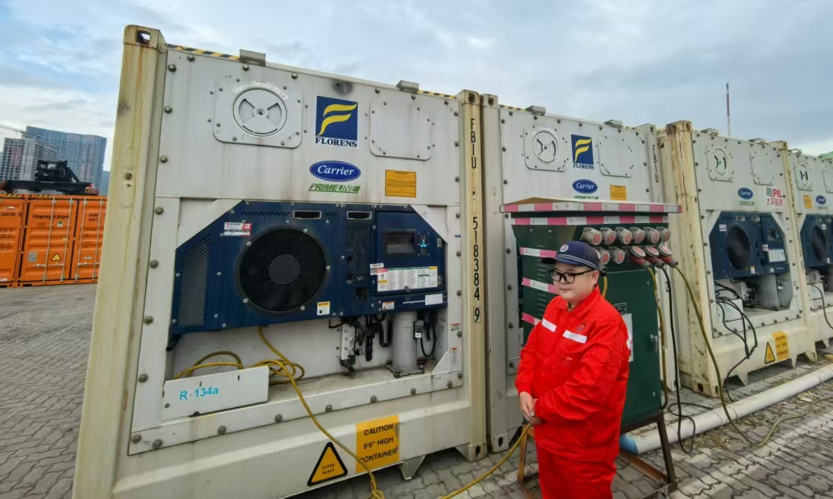 Containers loaded with frozen juice from Brazil are being charged at Yantian Port in Shenzhen, South China's Guangdong Province, on January 22. Photo: Zhang Yiyi