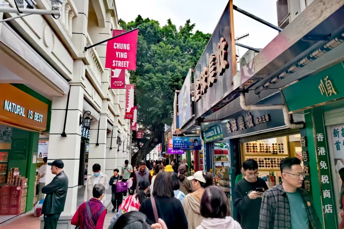 Visitors throng the historic Chung Ying Street on the Hong Kong-Shenzhen border in Shenzhen, South China's Guangdong Province, on January 23, 2025. Photo: Zhang Yiyi/GT