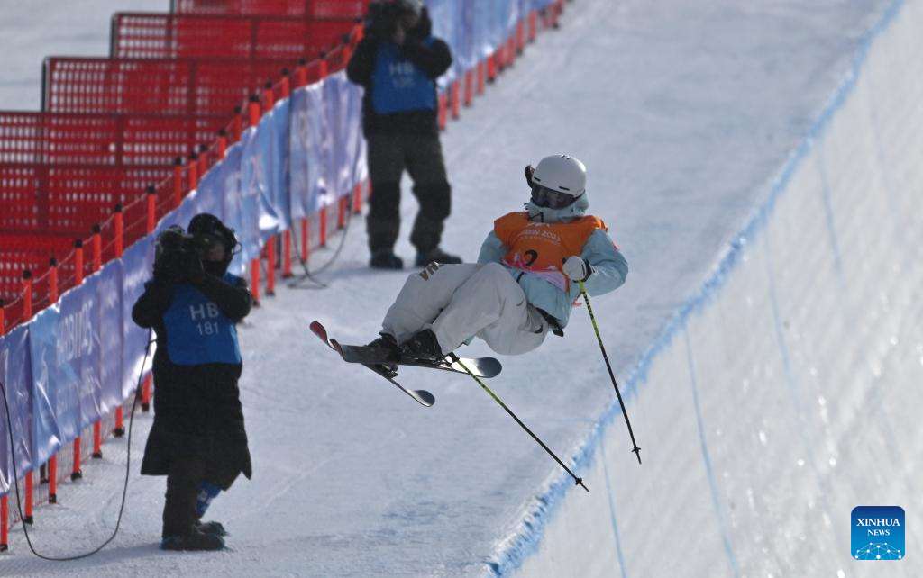 Li Fanghui wins China's first gold at Harbin Asian Winter Games