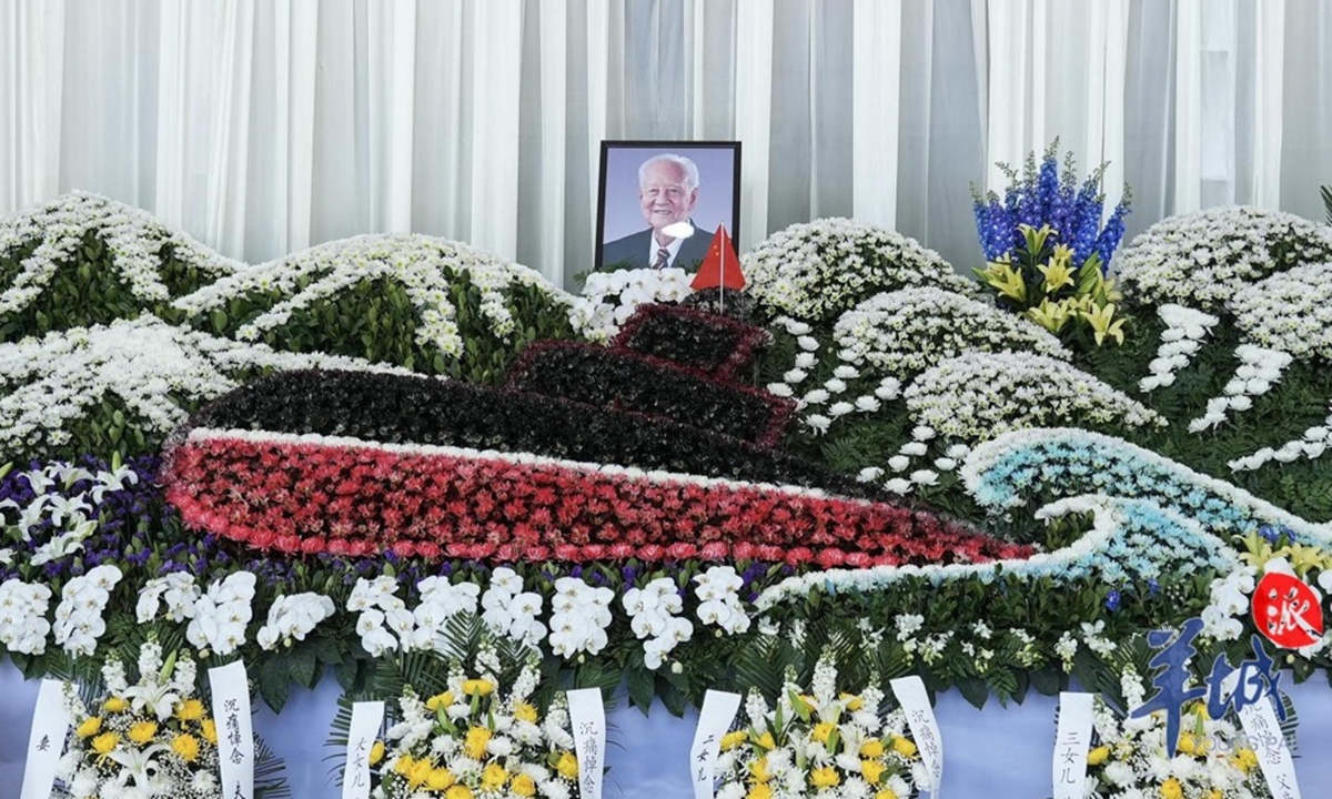 Farewell flowers were arranged in the shape of a submarine and ocean waves at the farewell ceremony for China's first-generation nuclear submarine chief designer Huang Xuhua. Photo: From Hubei Daily.